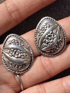 Vintage heavy solid 925 sterling silver forget-me-not flower ribbed teardrop